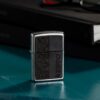 Encendedor Zippo Black Leather Emblem - Zippo Design 46919 - vista 2